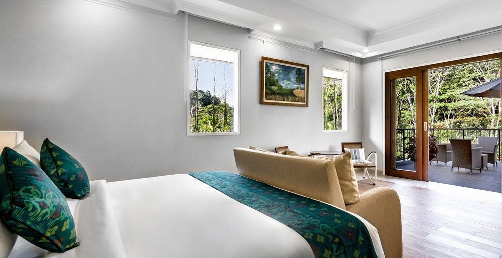 Pala Ubud - Villa Seraya A - Relaxing master bedroom by the balcony